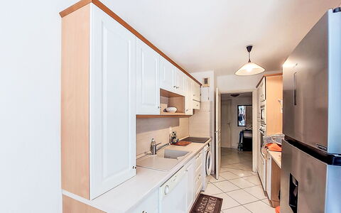 Virginie: Countertop, Keuken, Interieur Ontwerp, Cabinetry, Flooring, Meubilair, Major Appliance, Toestel Van De Keuken, Hout, Verdieping