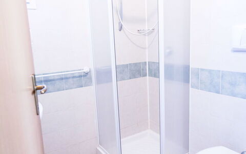 Peschiera del Garda 689: Verdieping, Flooring, Loodgieterswerkinrichting, Interieur Ontwerp, Kamer, Loodgieter, Badkamer, Douche, Deur Van De Douche, Deur