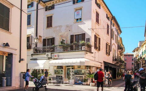 Peschiera del Garda 689: Gebouw, Venster,  Dorf\, Straat, Weg Oppervlak, Stedelijk Gebied, Stad, Buurt, Weg, Facade