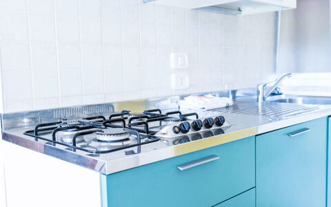 Peschiera del Garda 689: Blauw, Major Appliance, Keuken, Fornuis, Toestel Van De Keuken, Fornuis, Cabinetry, Gasfornuis, Countertop, Flooring