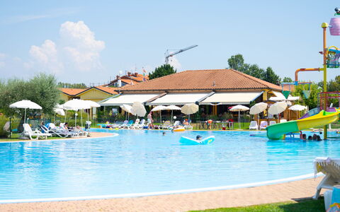 Peschiera del Garda 689: Zwembad, Toevlucht, Recreatie, Vrije Tijd, Buitenmeubels, Paraplu, Eco Hotel, Vakantie, Ligstoel