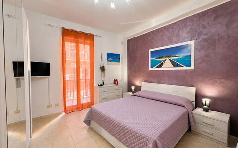 Appartamento Il Vulcano: Meubilair, Interieur Ontwerp, Verdieping, Flooring, Slaapkamer, Bed, Kamer, Appartement, Plafond, Laken