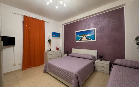 Appartamento Il Vulcano: Meubilair, Verdieping, Interieur Ontwerp, Slaapkamer, Flooring, Bed, Laken, Kamer, Bedding, Appartement
