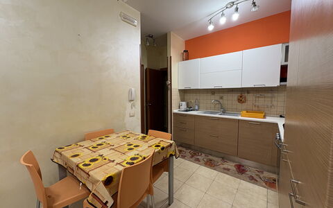 Appartamento Il Vulcano: Flooring, Keuken, Toestel Van De Keuken, Verdieping, Major Appliance, Hout, Meubilair, Interieur Ontwerp, Countertop, Plafond