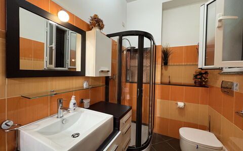 Appartamento Il Vulcano: Wastafel In De Badkamer, Badkamer, Wastafel, Interieur Ontwerp, Loodgieterswerkinrichting, Spiegel, Countertop, Flooring, Badkamerkast, Kraan