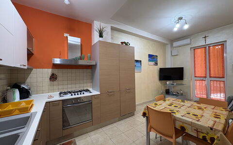 Appartamento Il Vulcano: Flooring, Hout, Keuken, Verdieping, Interieur Ontwerp, Meubilair, Toestel Van De Keuken, Major Appliance, Appartement, Kamer