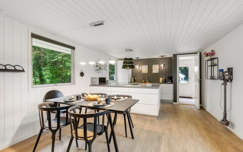 Hubert - 450M to the Fjord: Interieur Ontwerp, Hout, Flooring, Plafond, Meubilair, Lichte Inrichting, Houten Vloer, Verdieping, Keuken En Eettafel, Keuken