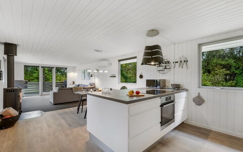 Hubert - 450M to the Fjord: Hout, Flooring, Keuken, Countertop, Plafond, Interieur Ontwerp, Huis, Verdieping, Meubilair, Houten Vloer