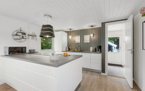 Hubert - 450M to the Fjord: Flooring, Hout, Interieur Ontwerp, Plafond, Keuken, Countertop, Verdieping, Lichte Inrichting, Meubilair, Cabinetry