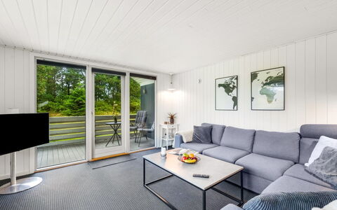 Hubert - 450M to the Fjord: Bankstel, Meubilair, Woonkamer, Hardwood, Koffietafel, Stoel, Houten Vloer, Kamerplant, Plank