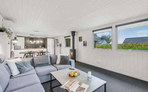 Hubert - 450M to the Fjord: Interieur Ontwerp, Flooring, Hout, Plafond, Verdieping, Meubilair, Bankstel, Huis, Woonkamer, Kamer