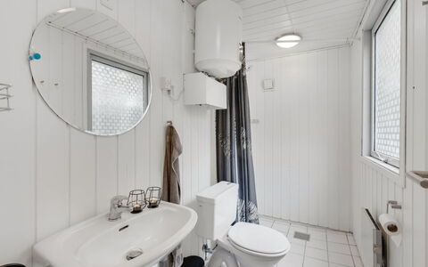 Hubert - 450M to the Fjord: Loodgieterswerkinrichting, Badkamer, Wastafel, Interieur Ontwerp, Wc Bril, Toilet, Wastafel In De Badkamer, Kraan, Flooring, Plafond