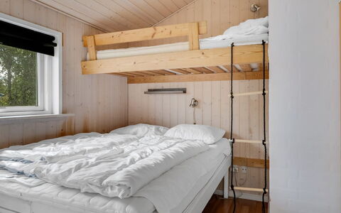 Nahuel - 300M to the Fjord: Bed, Slaapkamer, Hout, Laken, Bedding, Stapelbed, Interieur Ontwerp, Bed Frame, Verdieping, Plafond