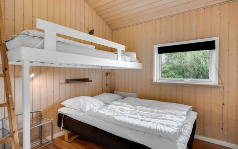 Nahuel - 300M to the Fjord: Slaapkamer, Bed, Hout, Laken, Bedding, Stapelbed, Bed Frame, Interieur Ontwerp, Verdieping, Plafond