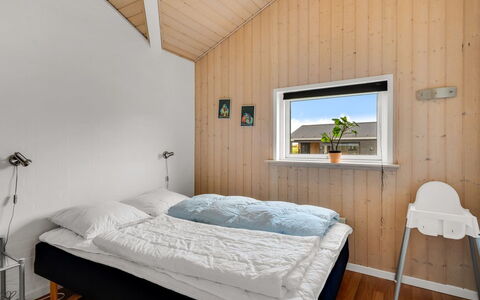 Nahuel - 300M to the Fjord: Hout, Slaapkamer, Huis, Bed, Laken, Bedding, Bed Frame, Plafond, Hardwood, Verblijf