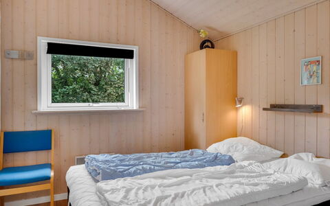 Nahuel - 300M to the Fjord: Muur, Slaapkamer, Hout, Bed, Interieur Ontwerp, Plafond, Laken, Bedding, Bed Frame, Verdieping