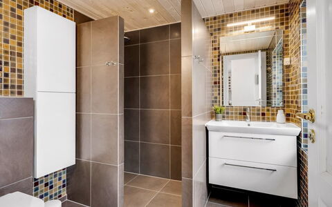 Helemine - 800M from the Sea: Flooring, Badkamer, Muur, Verdieping, Interieur Ontwerp, Loodgieterswerkinrichting, Toilet, Tegel, Badkamerkast, Loodgieter
