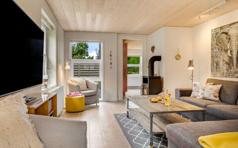 Helemine - 800M from the Sea: Meubilair, Interieur Ontwerp, Bankstel, Flooring, Woonkamer, Muur, Hout, Verdieping, Kamer, Plafond