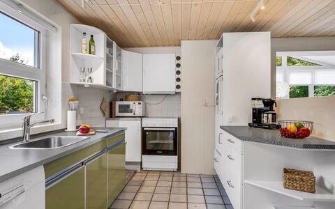 Helemine - 800M from the Sea: Keuken, Countertop, Toestel Van De Keuken, Interieur Ontwerp, Flooring, Major Appliance, Cabinetry, Hout, Plafond, Meubilair