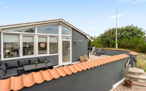 Helemine - 800M from the Sea: Hout, Dak, Huis, Architectuur, Deur, Huis, Verblijf, Siding, Veranda, Schaduw