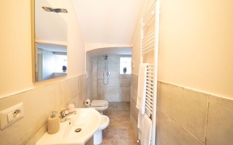 Villa Belvedere: Flooring, Verdieping, Muur, Interieur Ontwerp, Hout, Plafond, Loodgieterswerkinrichting, Kamer, Badkamer, Verlichting
