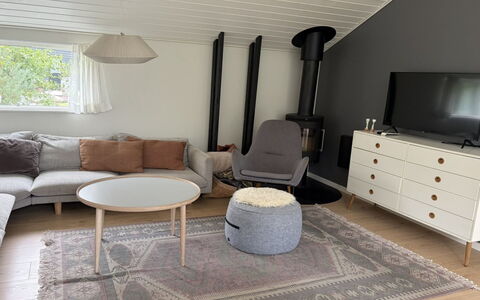 Pirka - 500M from the Sea: Flooring, Verdieping, Hout, Meubilair, Interieur Ontwerp, Woonkamer, Houten Vloer, Huis, Kamer, Beits