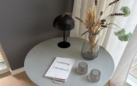 Pirka - 500M from the Sea: Meubilair, Tafel, Verdieping, Koffietafel, Woonkamer, Stoel, Bureau, Kamerplant, Lamp