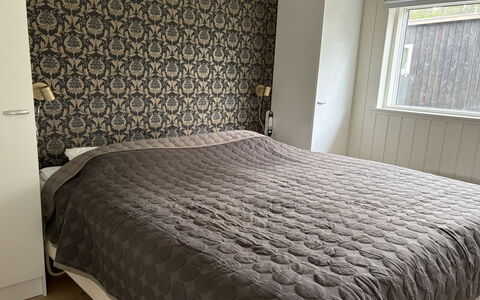 Pirka - 500M from the Sea: Slaapkamer, Flooring, Bed, Linens, Laken, Textiel, Verdieping, Interieur Ontwerp, Bedding, Bed Frame