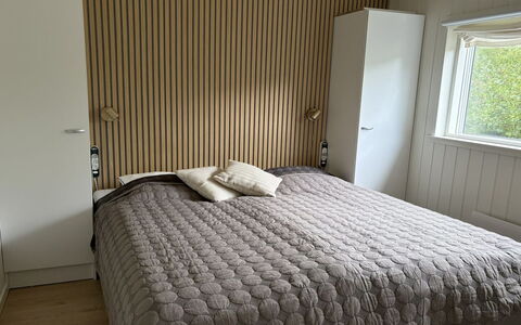 Pirka - 500M from the Sea: Hout, Interieur Ontwerp, Meubilair, Slaapkamer, Textiel, Flooring, Verdieping, Linens, Bedding, Bed