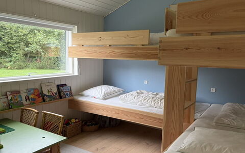 Pirka - 500M from the Sea: Stapelbed, Hout, Interieur Ontwerp, Slaapkamer, Bed, Meubilair, Plafond, Flooring, Verdieping, Bed Frame