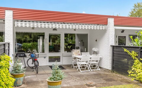 Maureen - 150M from the Sea: Struik, Huis, Deur, Tuin, Steen, Groundcover, Verblijf, Landgoed, Siding, Bloempot