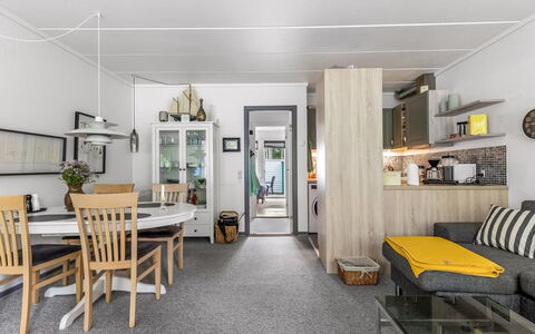 Maureen - 150M from the Sea: Flooring, Interieur Ontwerp, Meubilair, Verdieping, Plafond, Bankstel, Kamer, Appartement, Woonkamer, Stoel