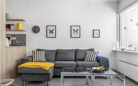 Maureen - 150M from the Sea: Meubilair, Interieur Ontwerp, Bankstel, Flooring, Woonkamer, Verdieping, Appartement, Kamer, Verlichting, Huis