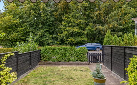 Maureen - 150M from the Sea: Struik, Tuin, Hek, Schaduw, Groundcover, Backyard, Gazon, Landscaping, Home Schermen, Werf