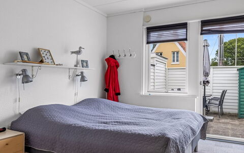 Maureen - 150M from the Sea: Muur, Interieur Ontwerp, Meubilair, Slaapkamer, Hout, Plafond, Flooring, Verdieping, Bed, Laken