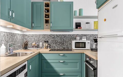 Maureen - 150M from the Sea: Keuken, Toestel Van De Keuken, Countertop, Cabinetry, Major Appliance, Interieur Ontwerp, Meubilair, Flooring, Huishoudapparatuur, Fornuis