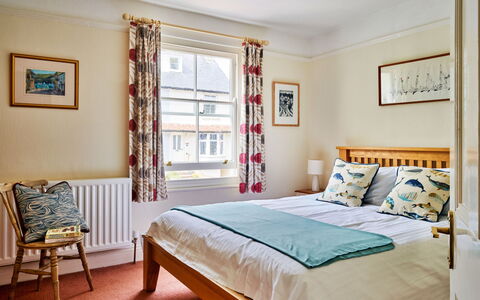 Garston: Meubilair, Interieur Ontwerp, Bed, Slaapkamer, Flooring, Verdieping, Hout, Laken, Bedding, Kamer