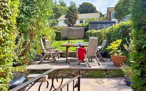 Garston: Groen, Struik, Tuin, Meubilair, Bloempot, Plantengemeenschap, Buitenmeubels, Groundcover, Stoel