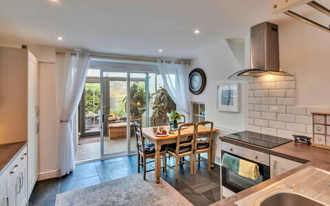Chester House: Meubilair, Interieur Ontwerp, Keuken, Flooring, Countertop, Verdieping, Hout, Plafond, Cabinetry, Toestel Van De Keuken