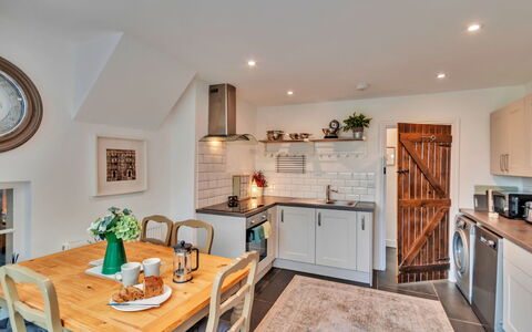 Chester House: Meubilair, Interieur Ontwerp, Flooring, Muur, Keuken, Hout, Countertop, Plafond, Verdieping, Major Appliance