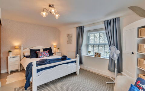 Chester House: Interieur Ontwerp, Meubilair, Bed, Slaapkamer, Plafond, Hout, Flooring, Verdieping, Bedding, Kamer
