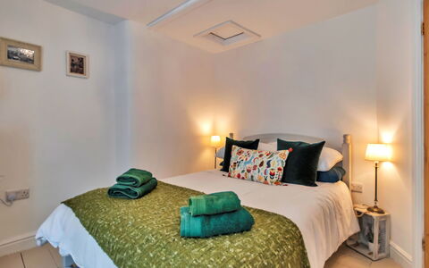 Chester House: Bed, Meubilair, Interieur Ontwerp, Bedding, Slaapkamer, Verdieping, Laken, Flooring, Muur, Kamer