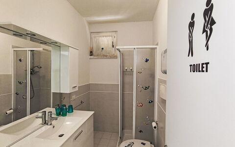 Tra Mare e Campagna: Badkamer, Loodgieterswerkinrichting, Wastafel In De Badkamer, Muur, Interieur Ontwerp, Toilet, Flooring, Wastafel, Verdieping, Spiegel