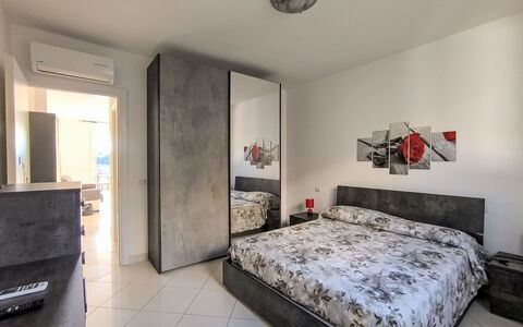 Tra Mare e Campagna: Verdieping, Flooring, Muur, Meubilair, Interieur Ontwerp, Slaapkamer, Kamer, Bed, Plafond, Verlichting