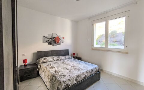 Tra Mare e Campagna: Bed, Meubilair, Interieur Ontwerp, Slaapkamer, Verdieping, Flooring, Bedding, Muur, Laken, Kamer