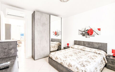 Tra Mare e Campagna: Meubilair, Bed, Slaapkamer, Interieur Ontwerp, Verdieping, Flooring, Muur, Laken, Bedding, Kamer