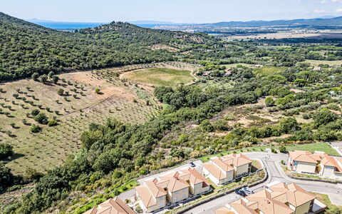 Tra Mare e Campagna: Landschap, Vogelperspectief, Dorp, Luchtfotografie, Voorstad, Dicht Struikgewas, Bergdorp