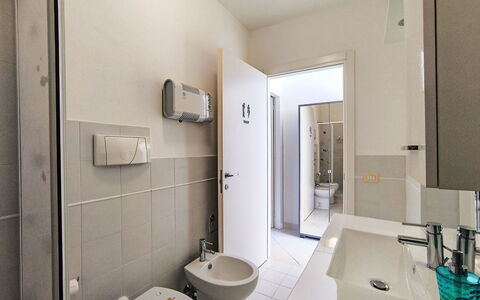 Tra Mare e Campagna: Flooring, Verdieping, Interieur Ontwerp, Loodgieterswerkinrichting, Toilet, Wc Bril, Wastafel, Plafond, Kamer, Badkamer