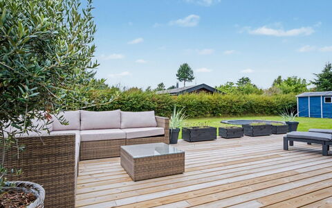 Trineke - 400M from the Sea: Hout, Meubilair, Appartement, Kamer, Plafond, Beits, Stoel, Hardwood, Vernis, Timmerhout