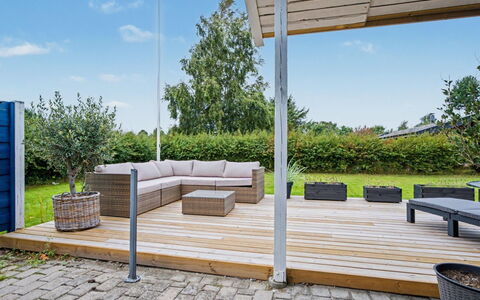 Trineke - 400M from the Sea: Hout, Meubilair, Appartement, Kamer, Plafond, Beits, Stoel, Hardwood, Vernis, Timmerhout